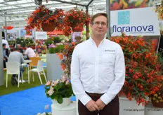 Dominic Lacey, de directeur van FloraNova, bij hun nieuwe soort de Begonia Bossa Nova Night Fever Popaya.